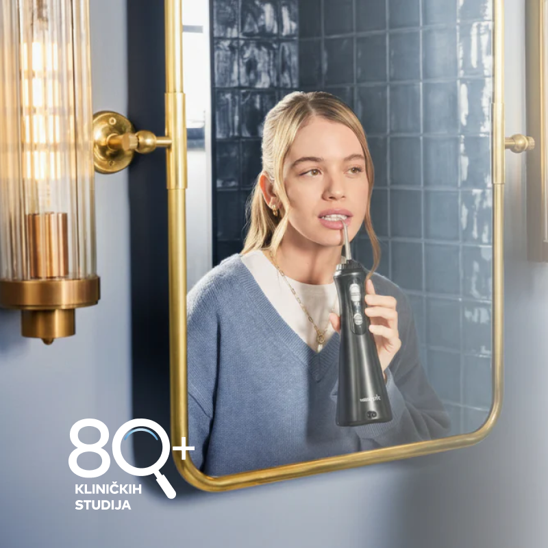 Žena koristi Waterpik