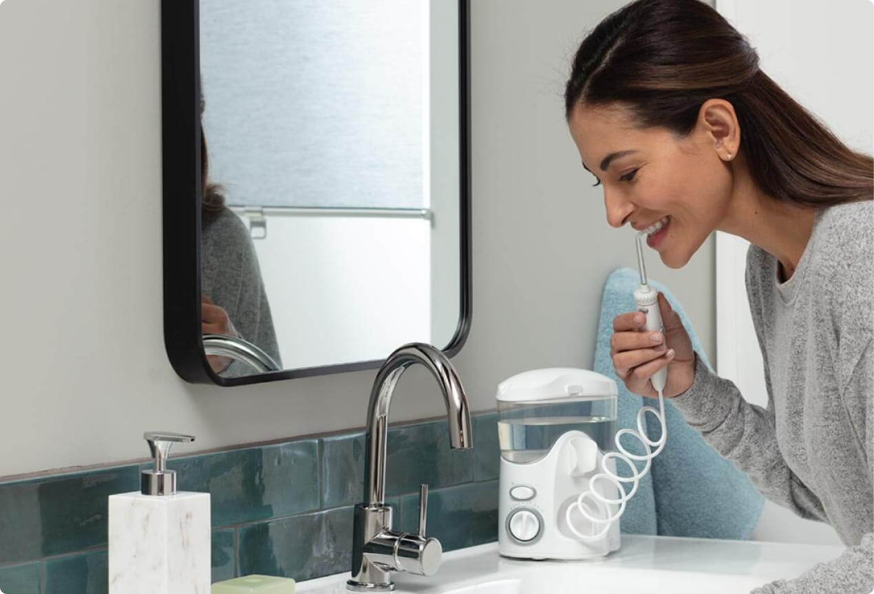Žena koristi Waterpik